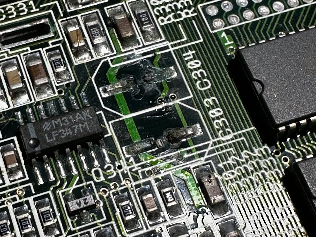 Rimozione condensatori SMD su scheda Amiga 1200